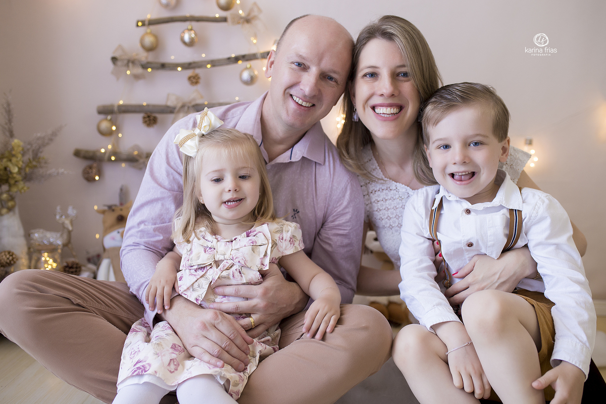 no ensaio de natal, a familia posa para a fotografa de caxias do sul, karina frias