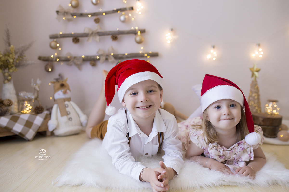 os irmaos deitam no chao durante a sessão de fotos