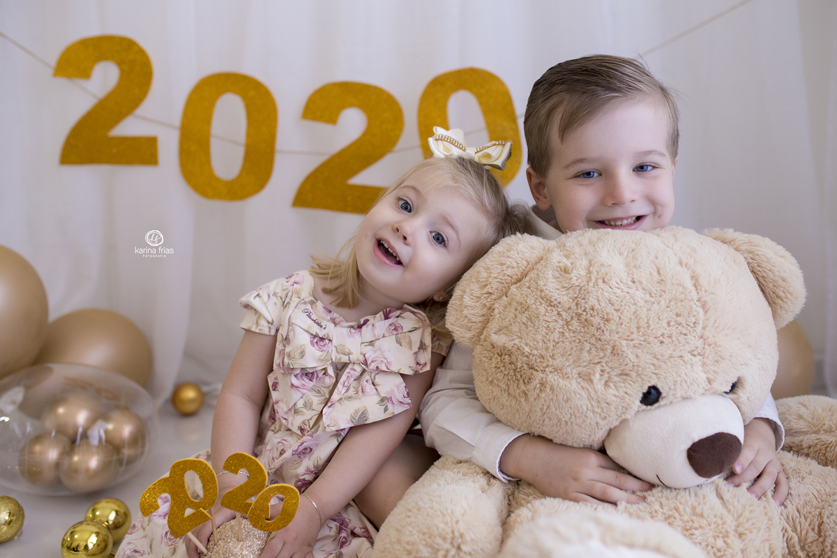 a irma se apoia no irmao na sessão de natal