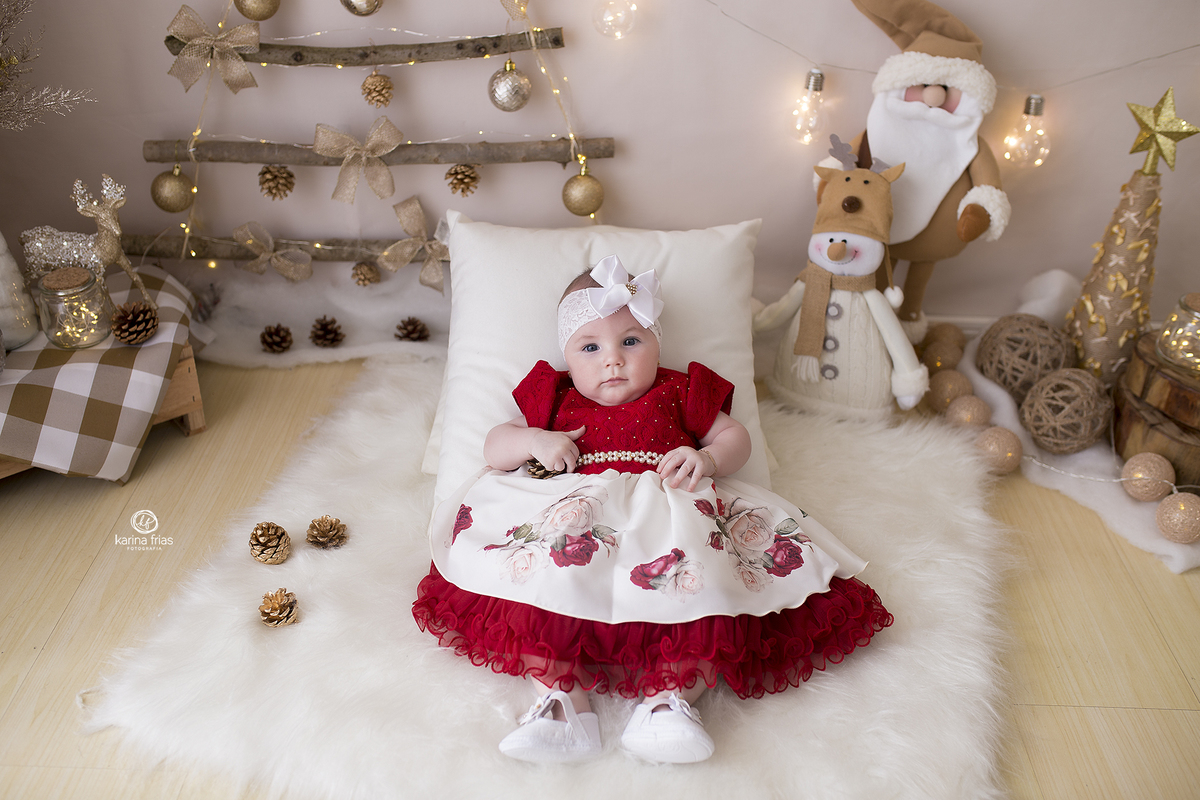 no acompanhamento mensal a menina esta deitada no cenario