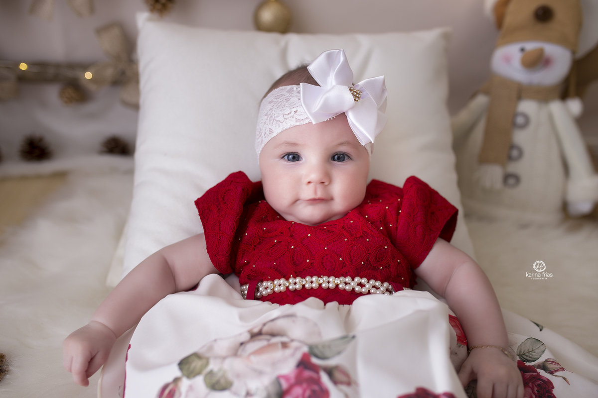 a menina sorri para a fotografa de familia de caxias do sul
