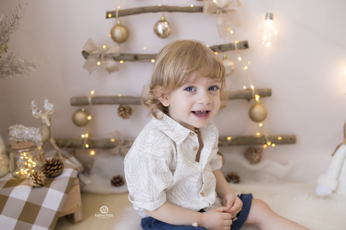 o menino sorri para a fotografa de familia de caxias do sul, karina frias