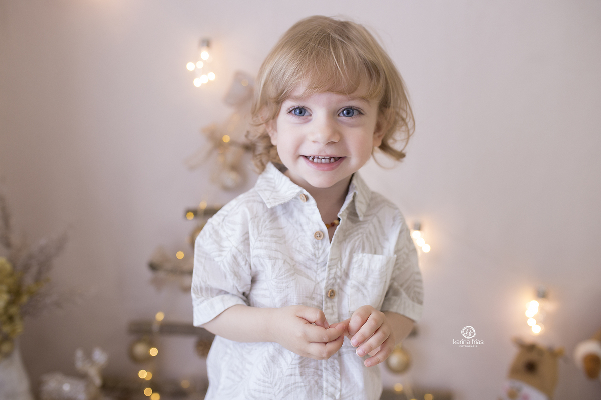 no ensaio infantil, a criança sorri