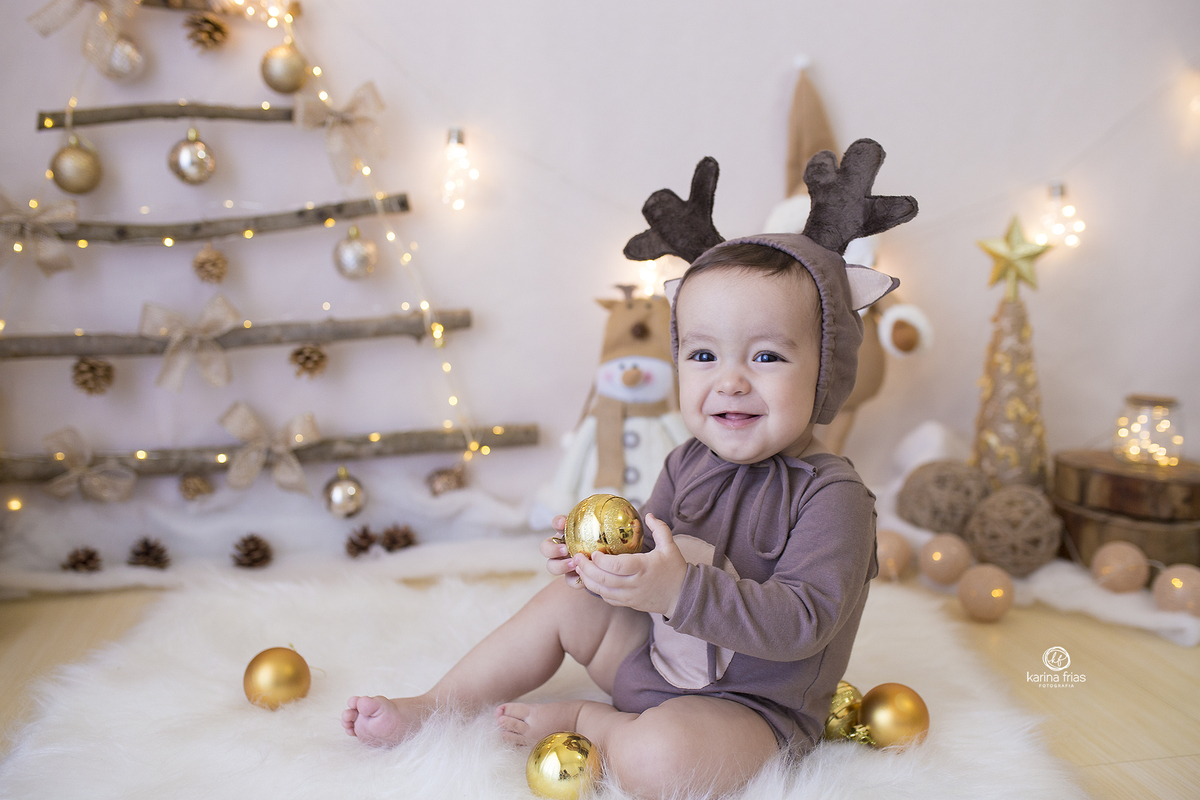 o bebe sorri para a fotografa de familia de caxias do sul