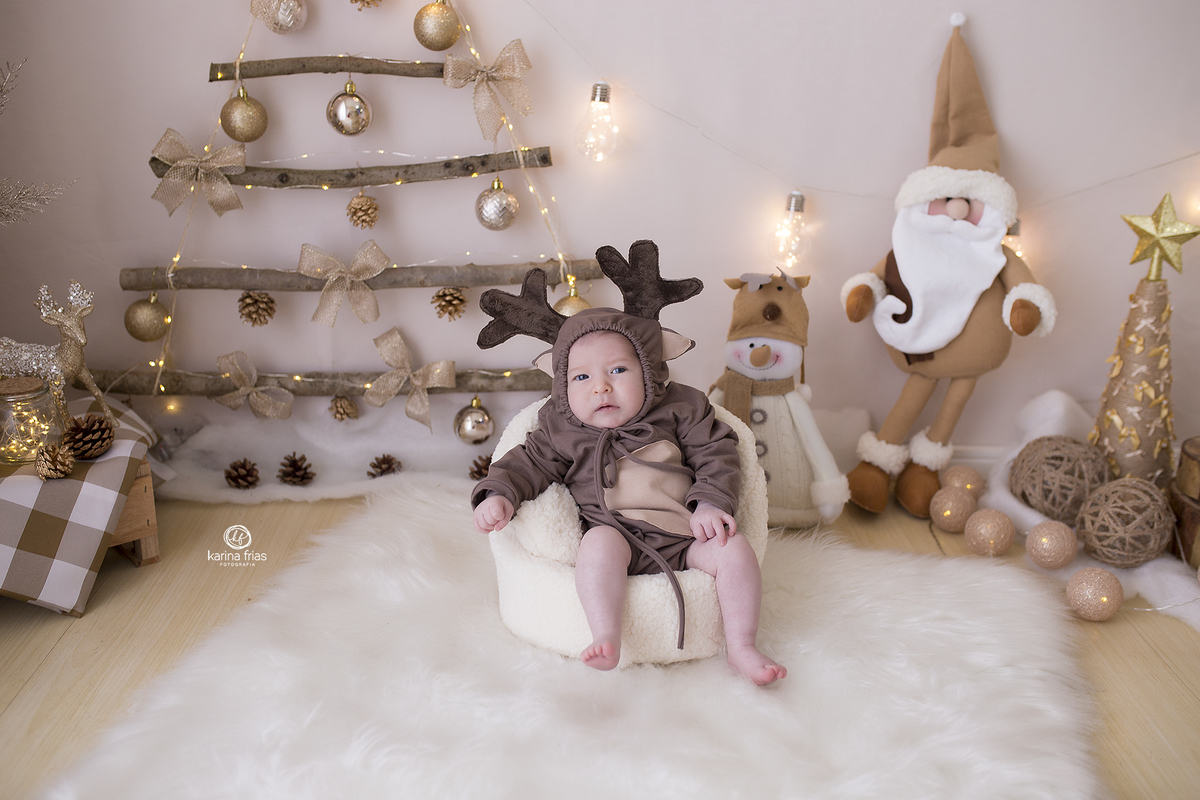 a bebe olha para a fotografa de familia de caxias do sul-rs