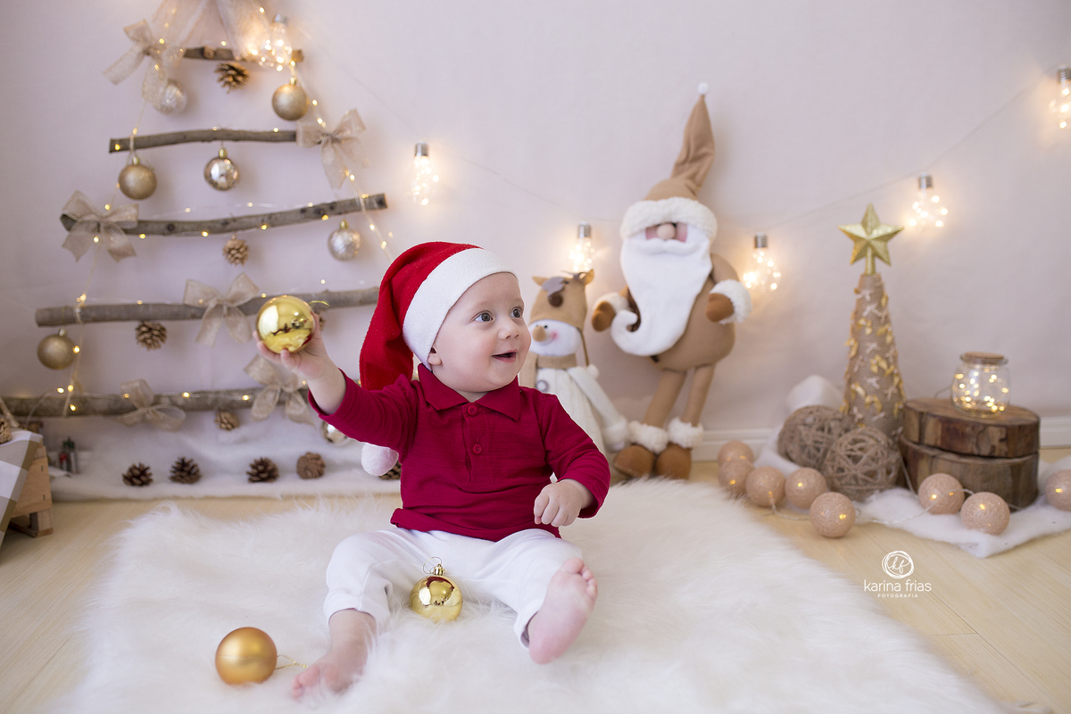 o menino brinca com os pais na sessão infantil