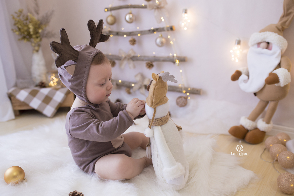 no ensaio infantil a criança brinca com os itens do cenario