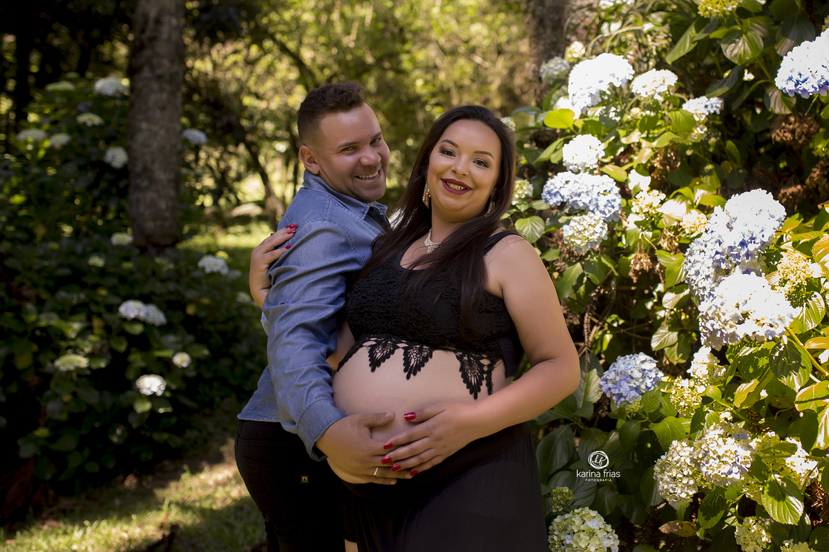 os pais se abraçam no ensaio de gestante externo em caxias do sul