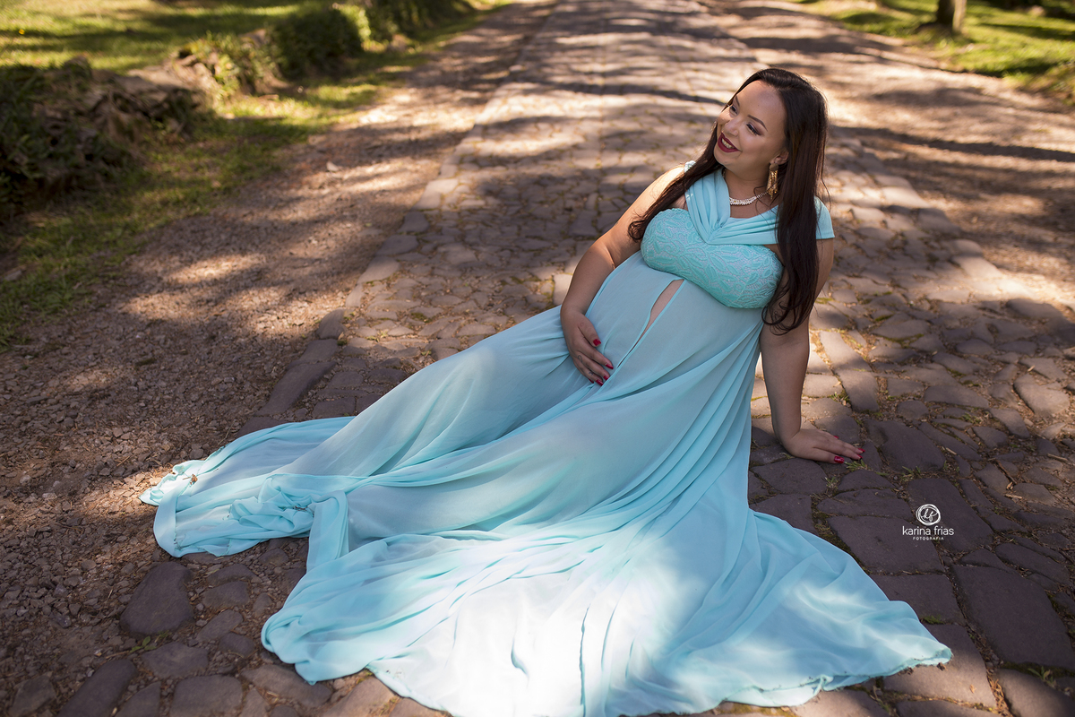 no ensaio de gestante colocamos a modelo sentada no chao