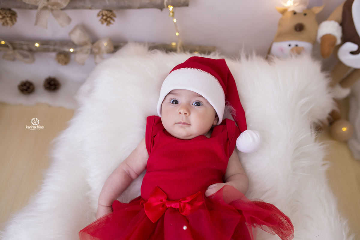 a menina esta vestida de mamae noel