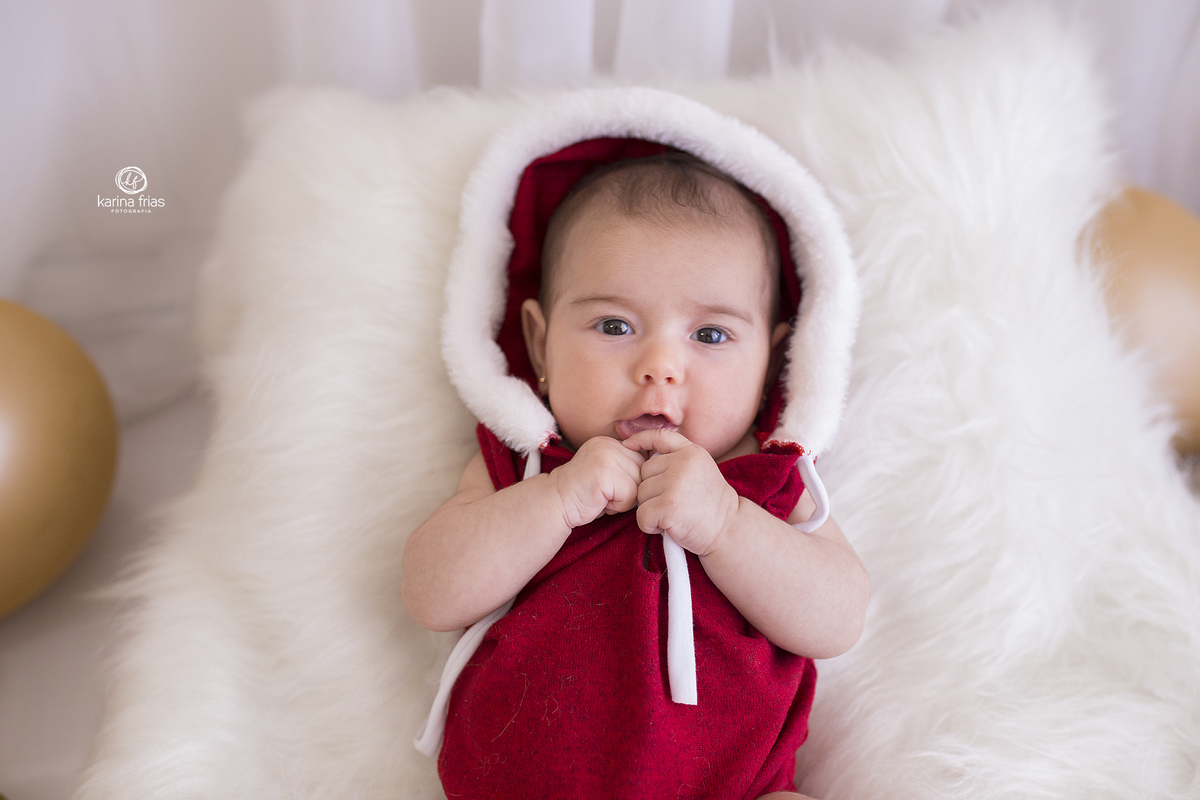 no ensaio de natal a menina sorri