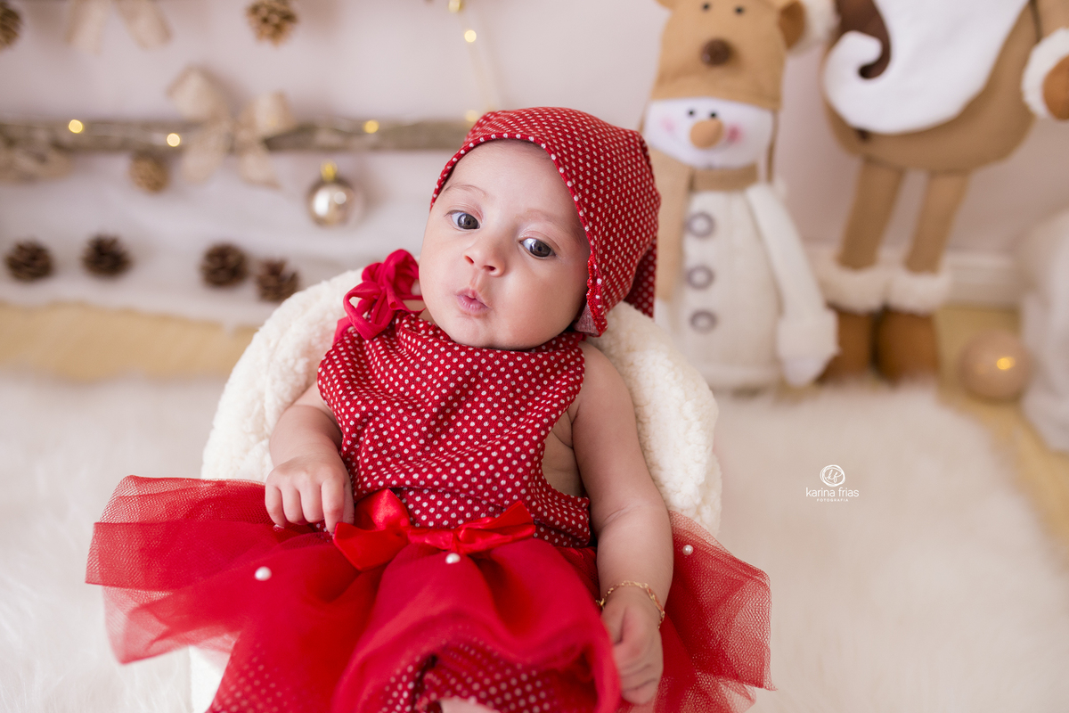 a criança olha para a fotografa de caxias do sul, karina frias