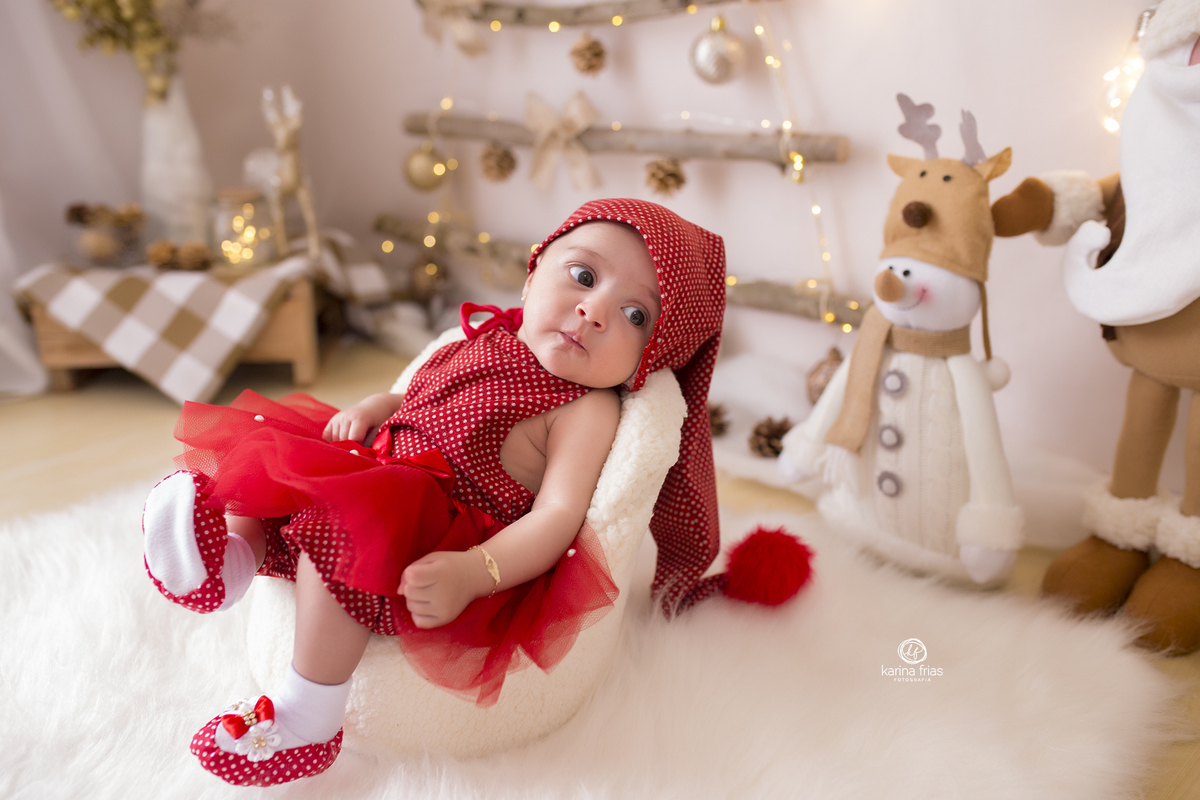 no ensaio infantil a menina esta sentada 