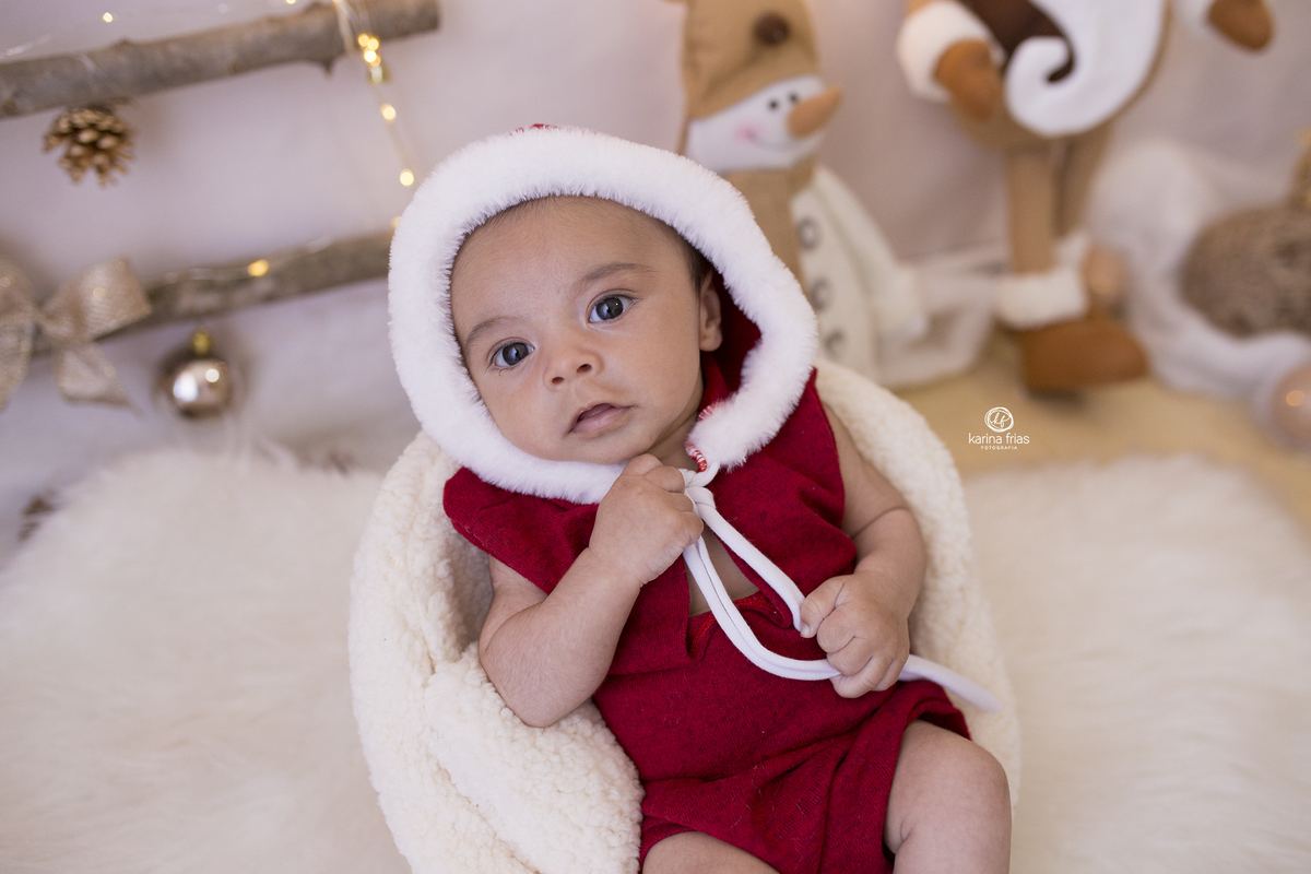 o bebe olha para a fotografa de caxias do sul, karina frias