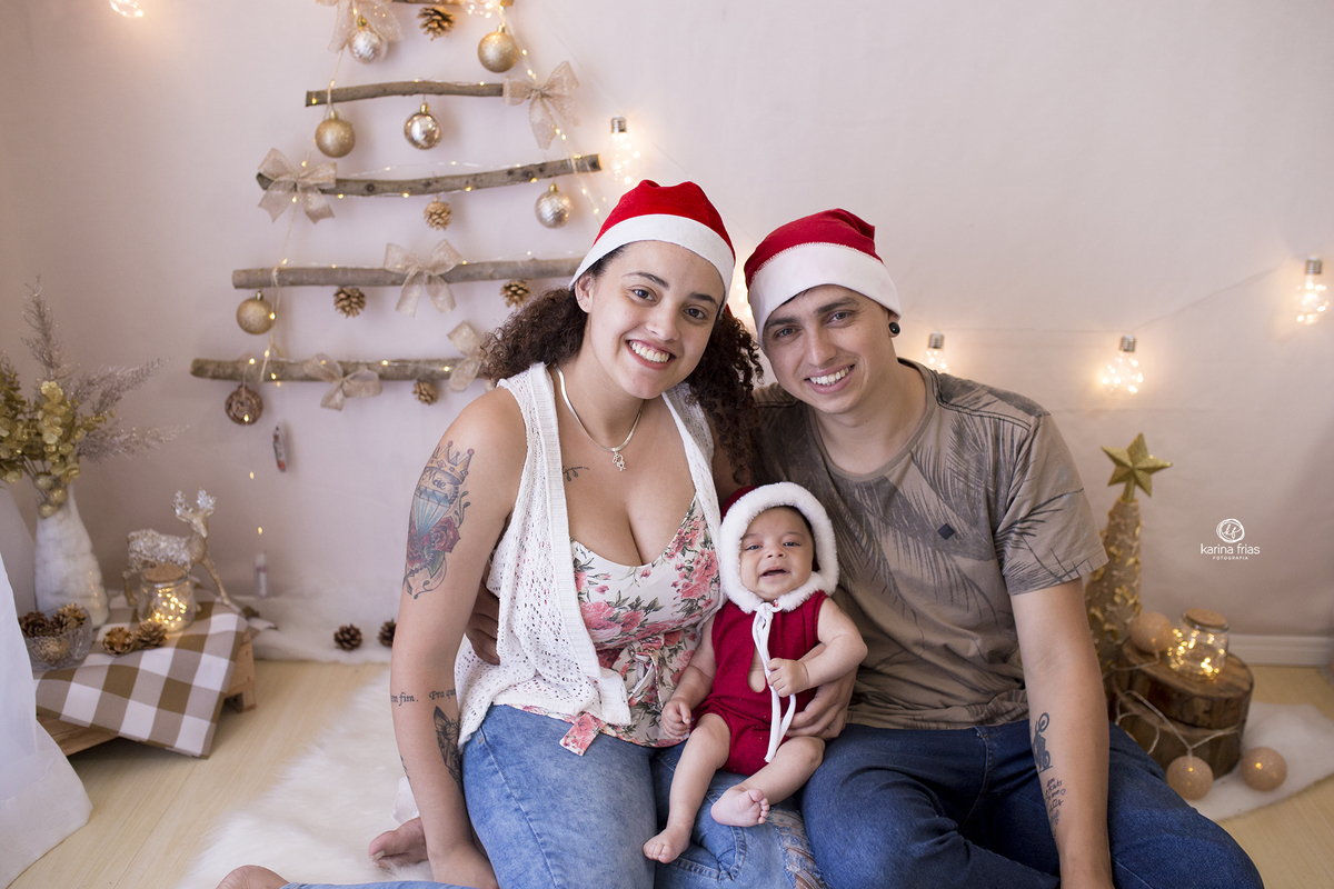 a familia posa no ensaio infantil