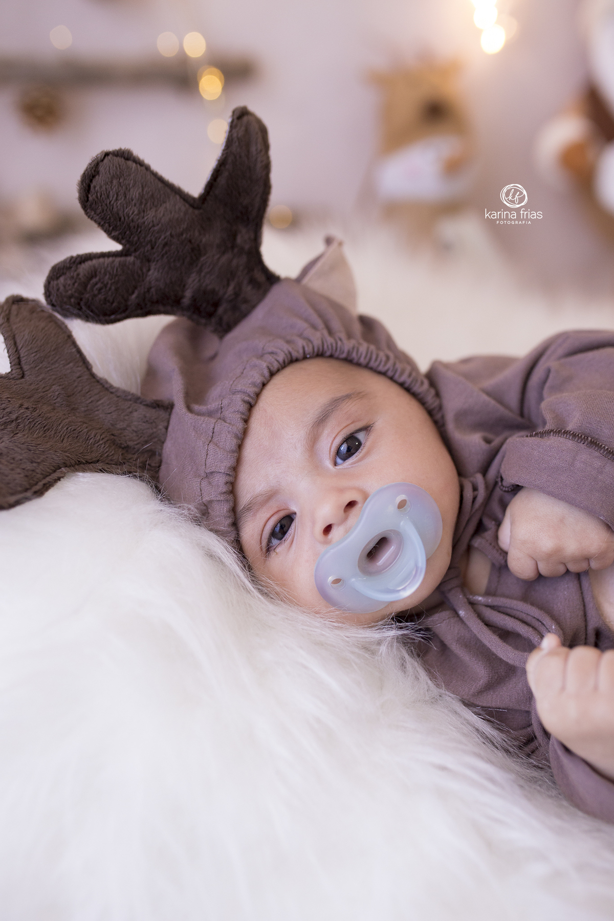 o menino esta deitado na pele do cenario