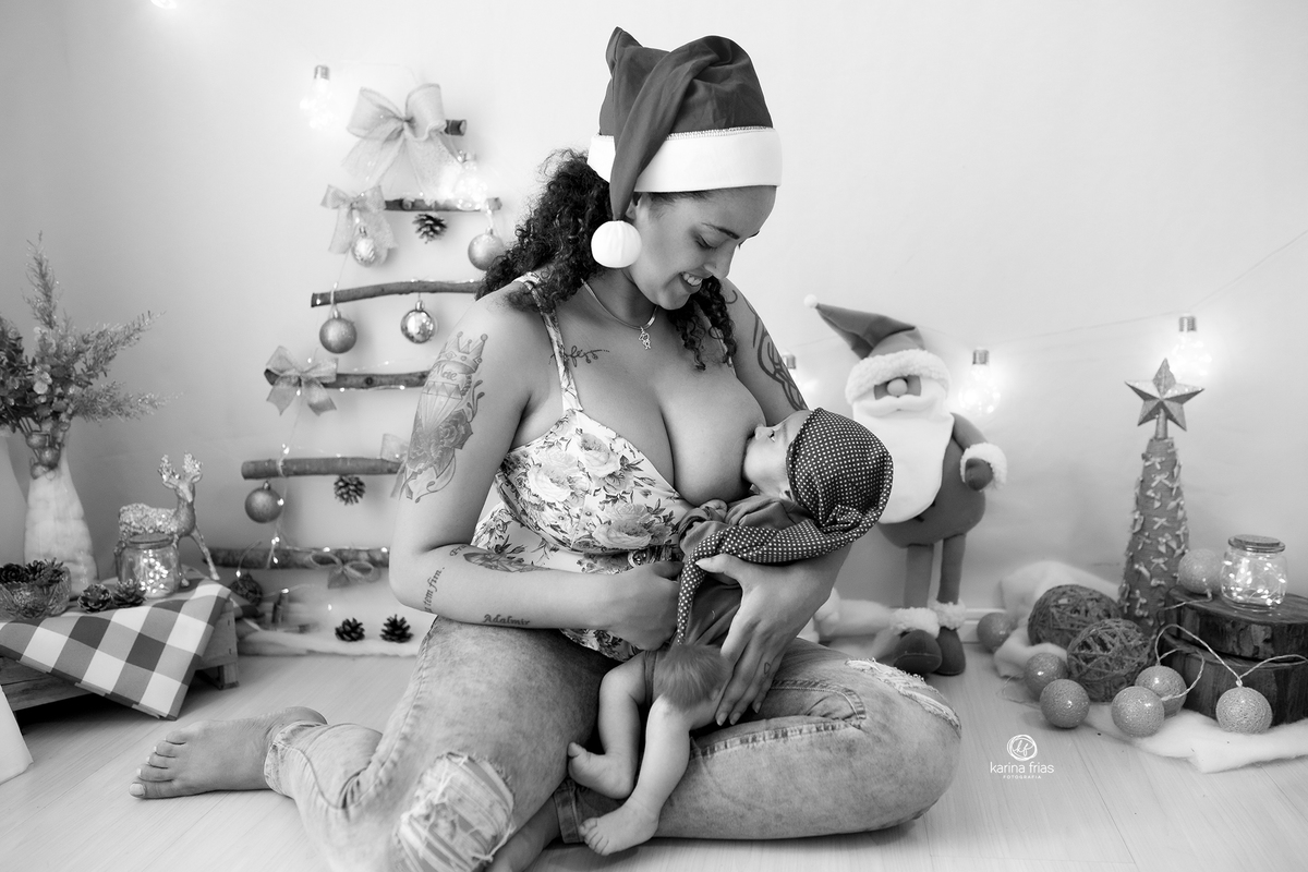 a mae amamenta durante o ensaio infantil em estudio