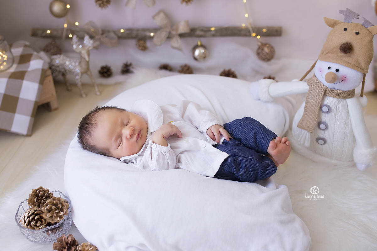 o bebe esta no cenario de natal