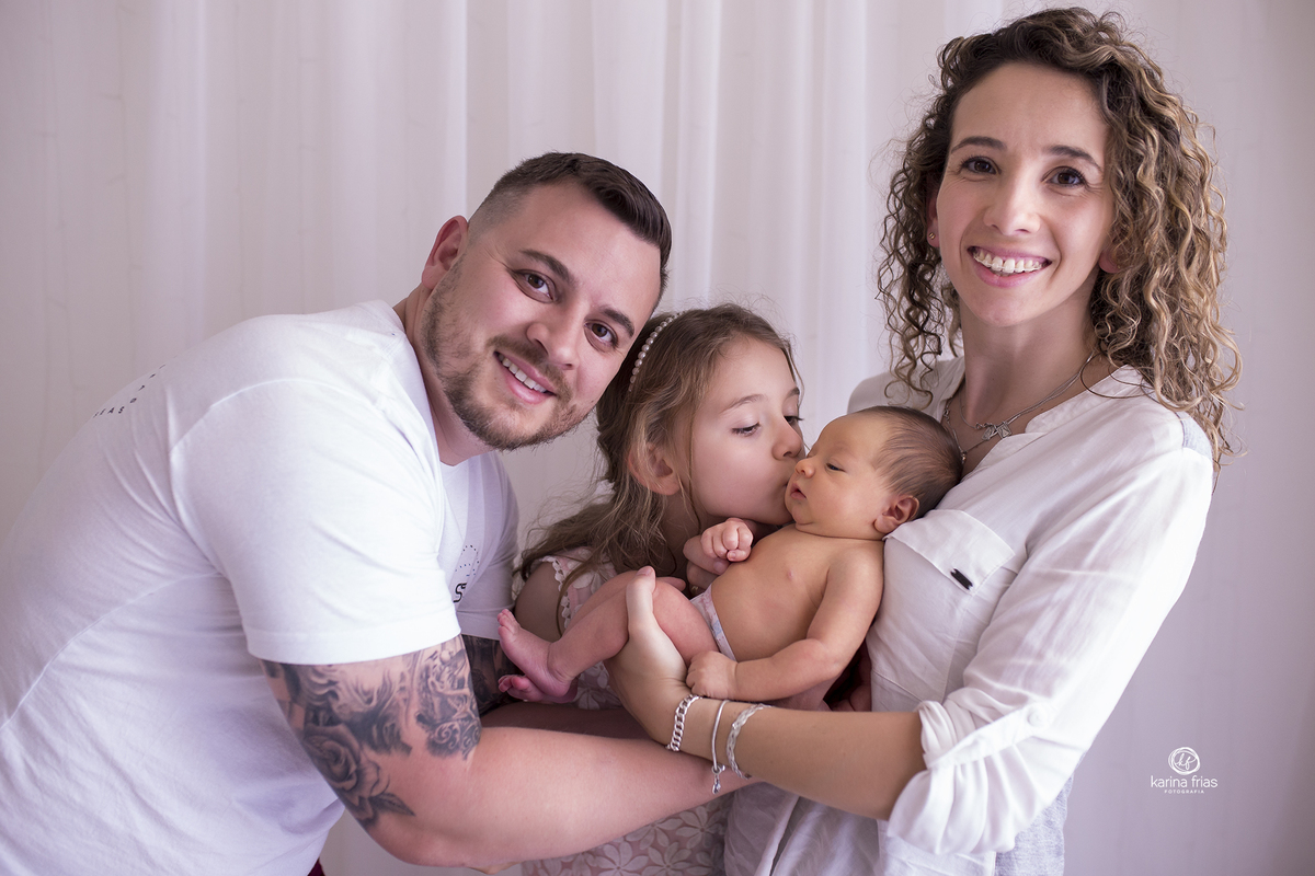 a familia se abraça na sessão em estudio