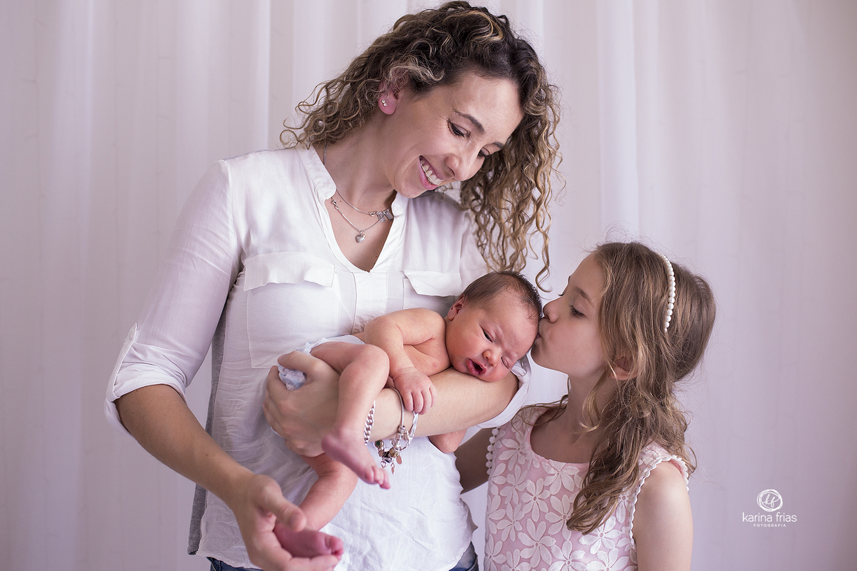 a irma beija o irmao na sessão de fotos