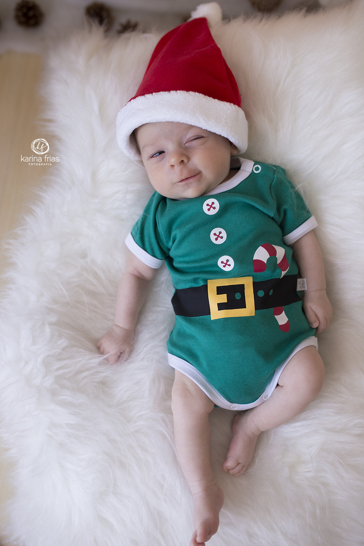 no ensaio infantil o menino olha para a fotografa de familia de caxias do sul, karina frias