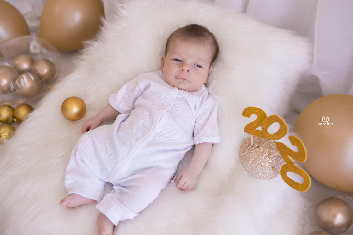 o menino esta deitado no cenario de ano novo