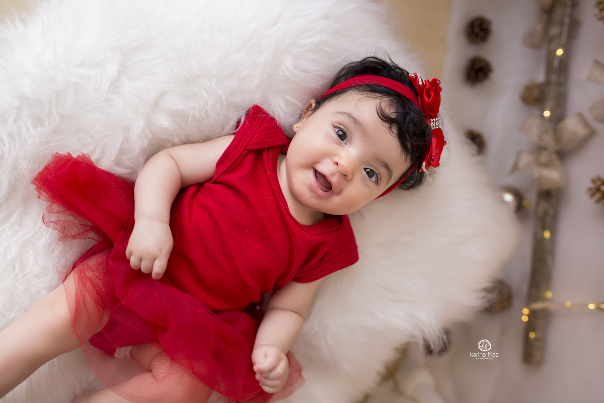 a menina esta deitada para as fotos de natal