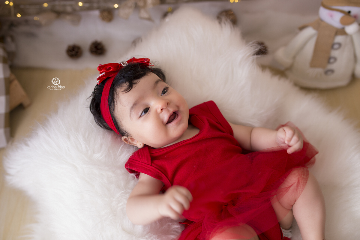 no ensaio infantil a menina sorri