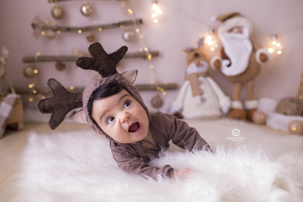 a menina vai tombando no ensaio de natal