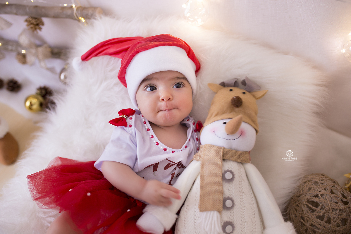 a menina abraça o boneco durante sessão de fotos