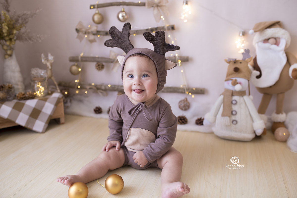 o menino sorri para a fotografa de familia de caxias do sul