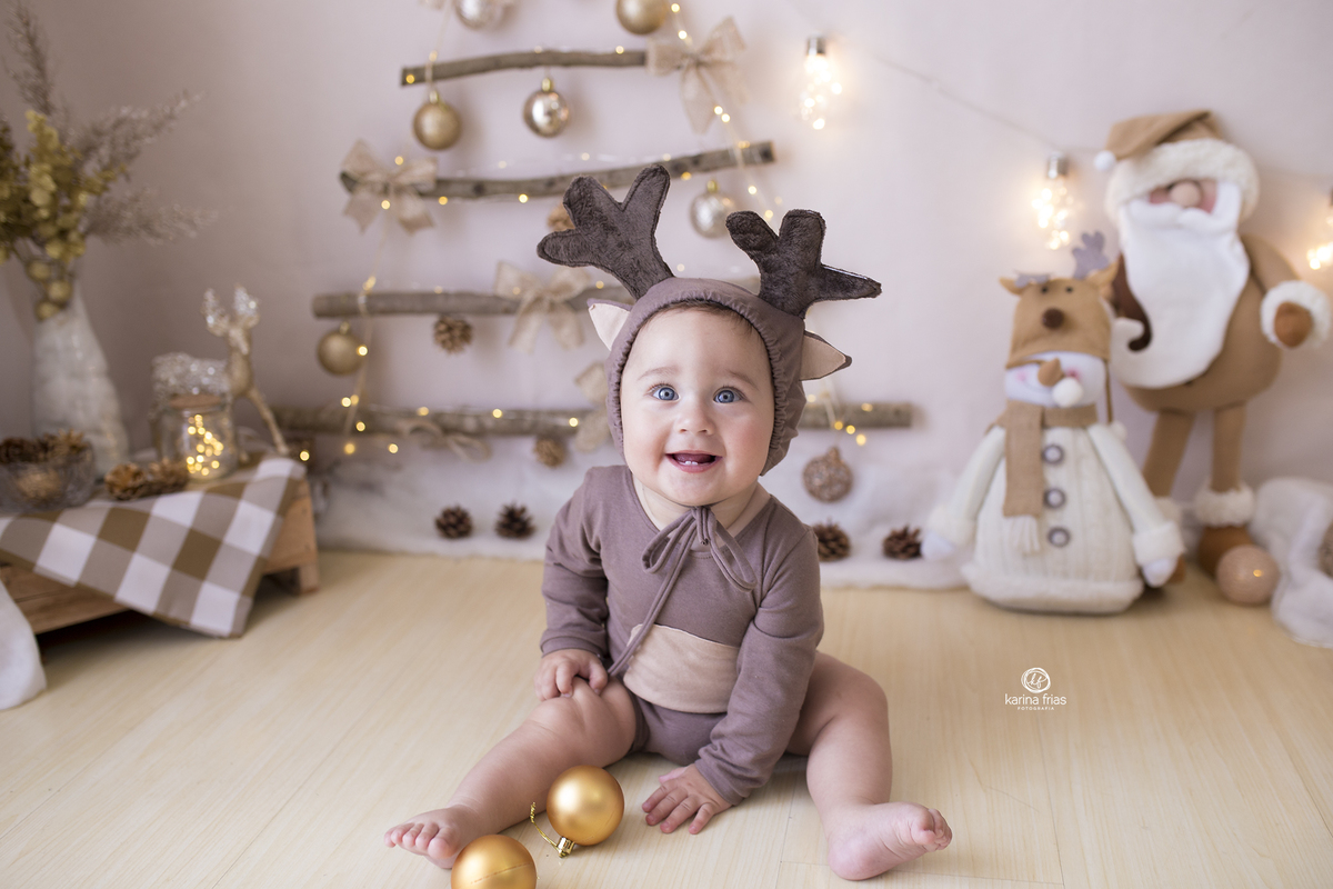 a criança sorri durante o ensaio de natal