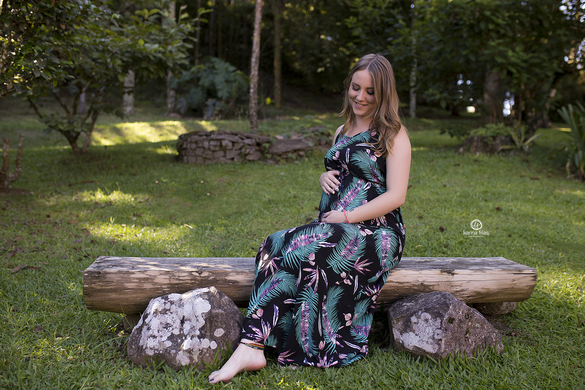 a gestante esta sentada para as fotos externas