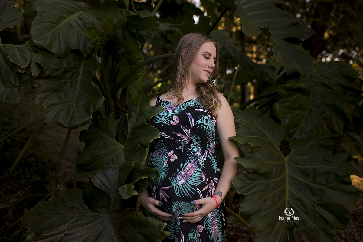 no ensaio de gestante a menina fecha os olhos