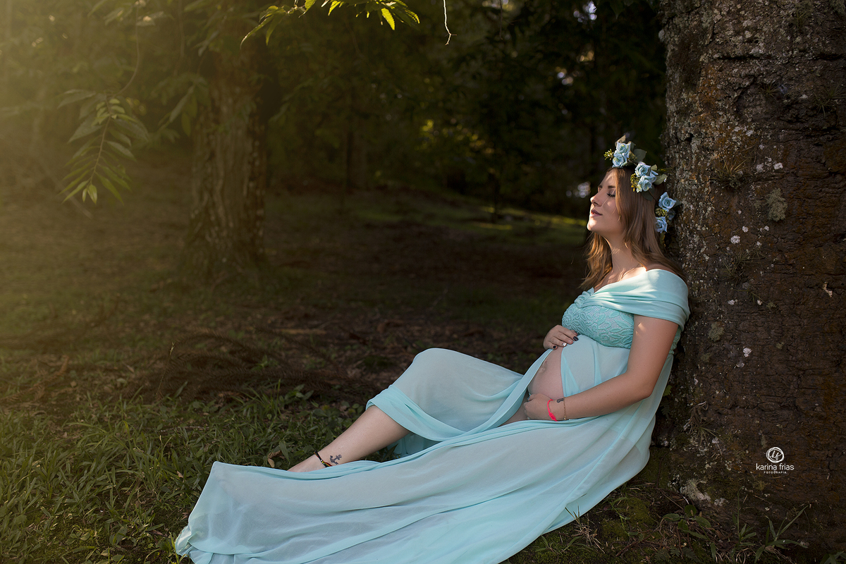 a gestante fecha os olhos durante as fotos externas