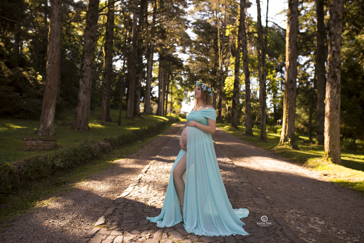 a modelo se posiciona para as fotos de gestante