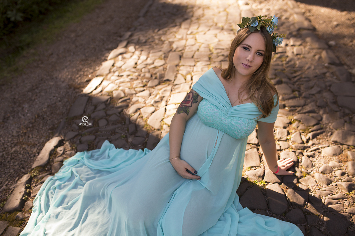 a modelo olha para a fotografa de gestante de caxias do sul-rs