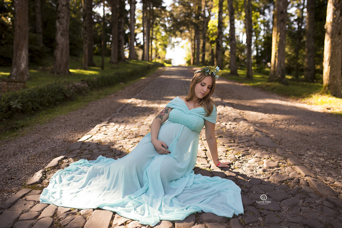 no ensaio de gestante externo a modelo esta sentada no chao