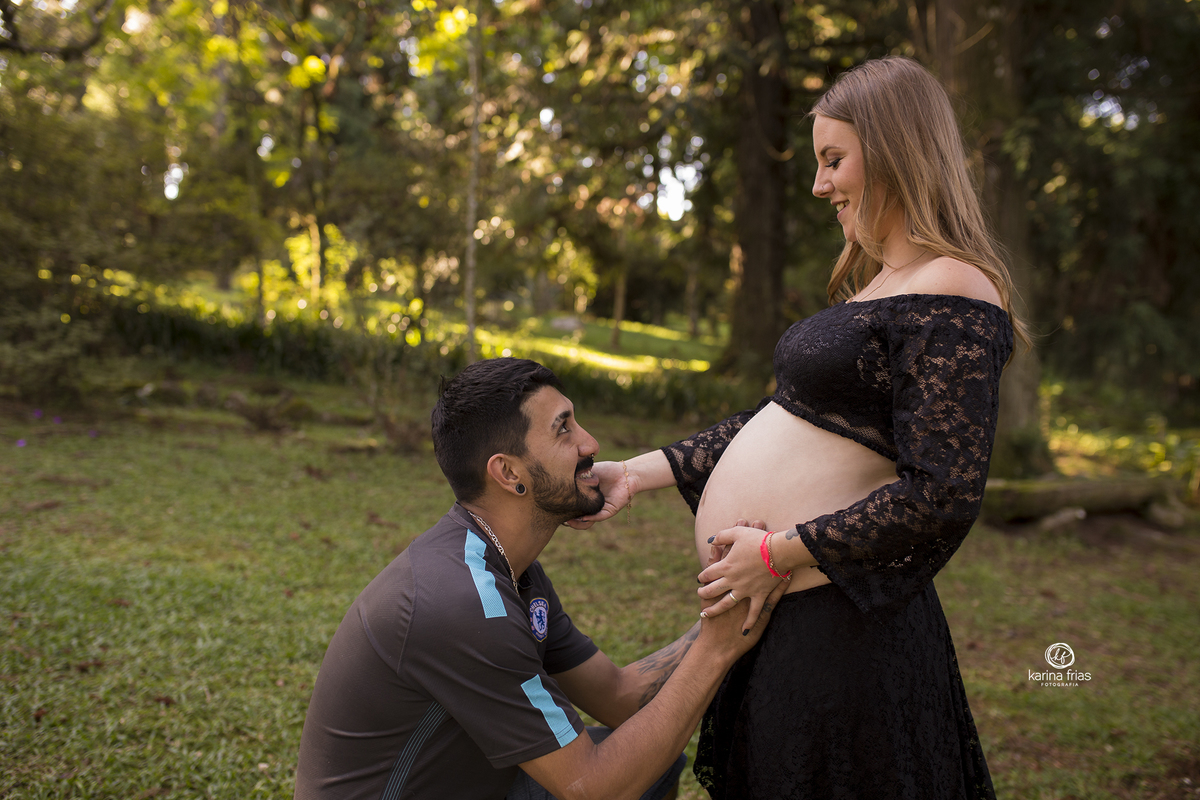 o pai olha para a mae no ensaio de gestante