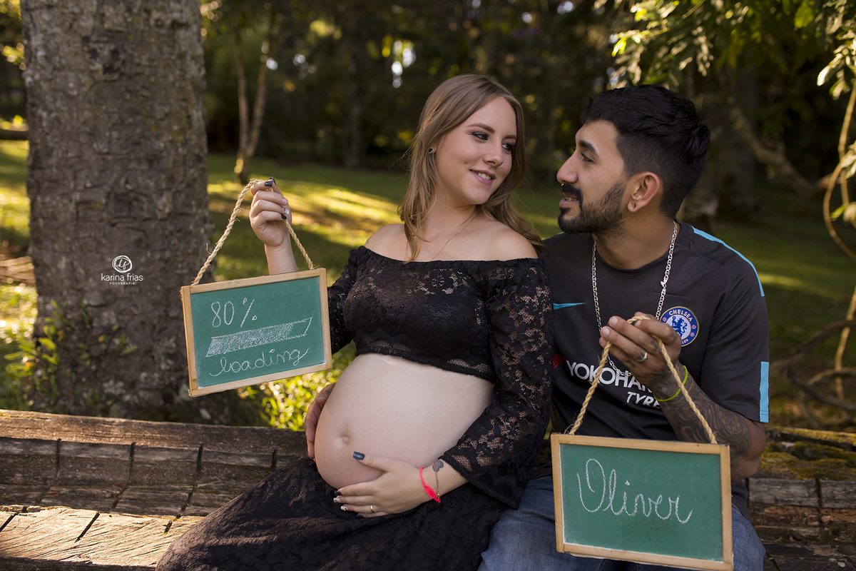 levamos plaquinhas como acessorios no ensaio de gestante