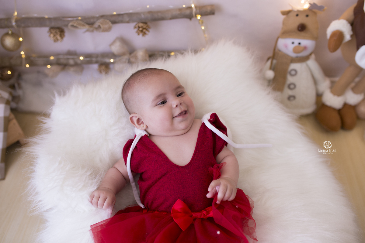 a menina esta deitada no cenario de natal