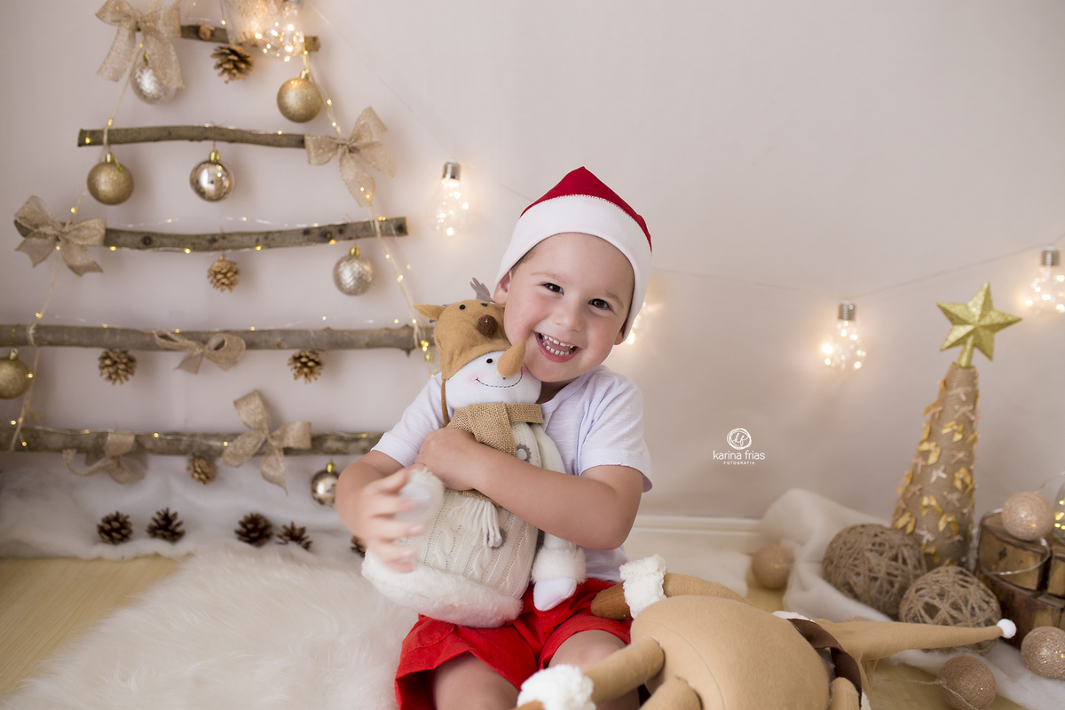 o menino olha para a fotografa infantil de caxias do sul