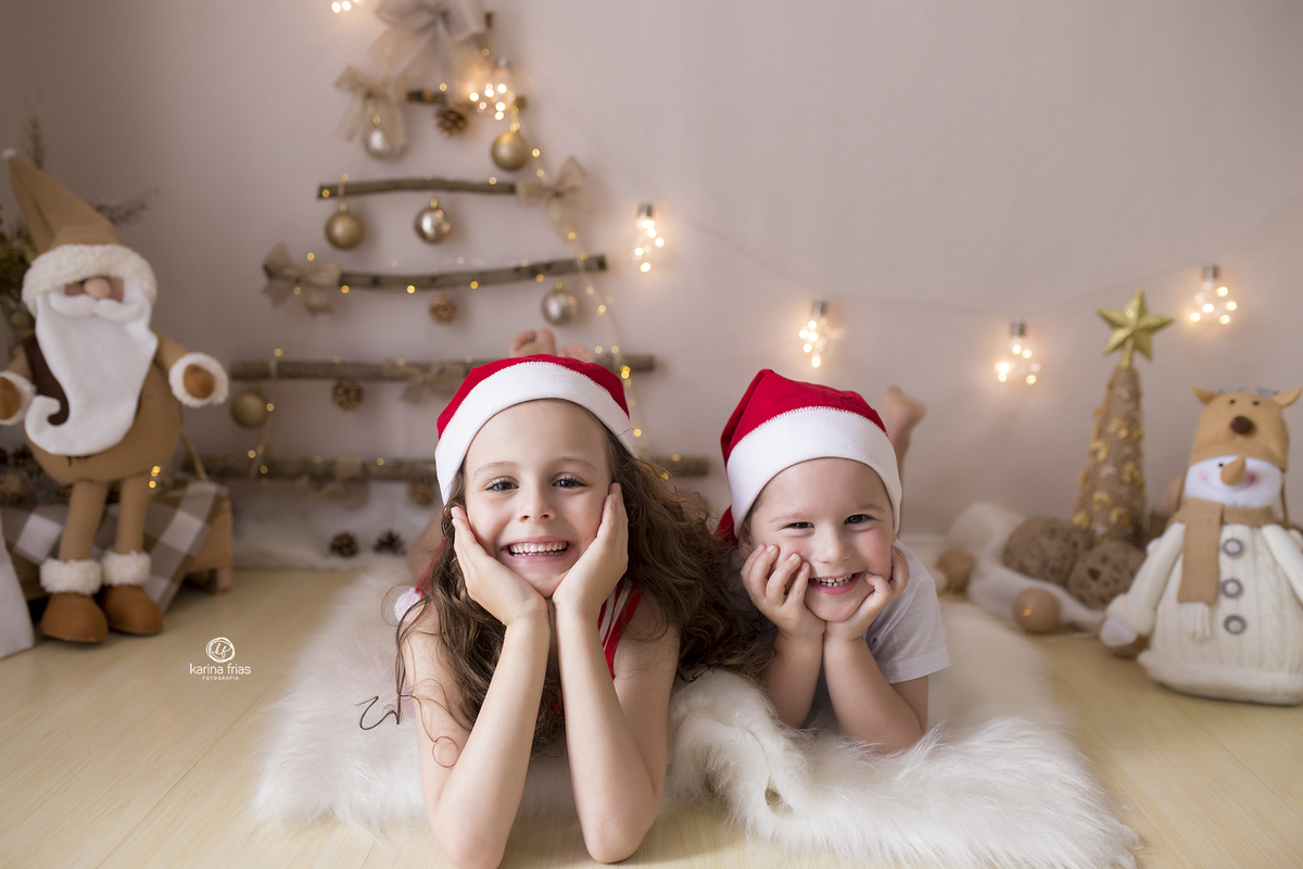 as crianças deitam para as fotos de natal