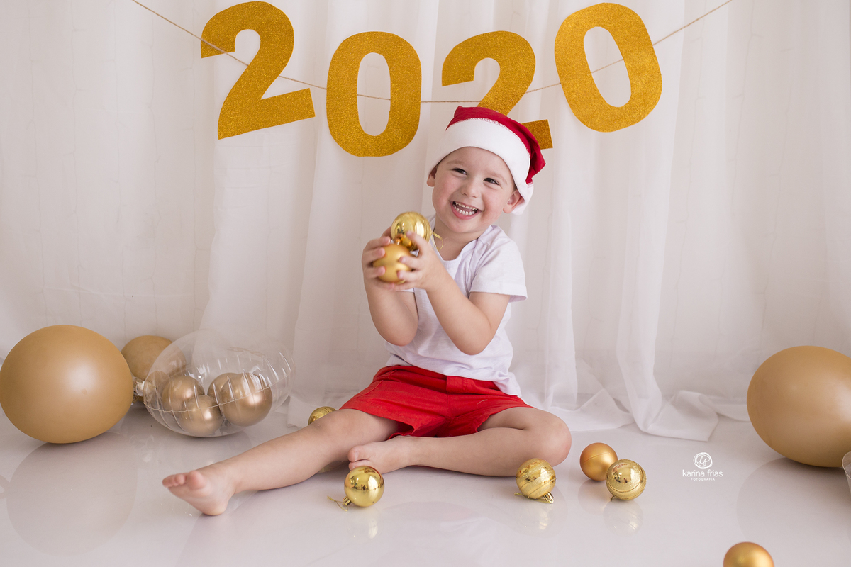 o menino brinca durante sessão  de fotos