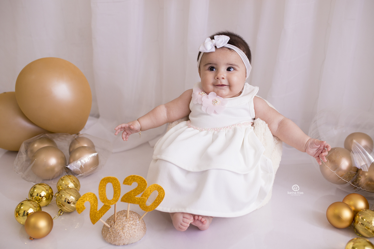 no ensaio de ano novo a bebe esta sentada na poltrona