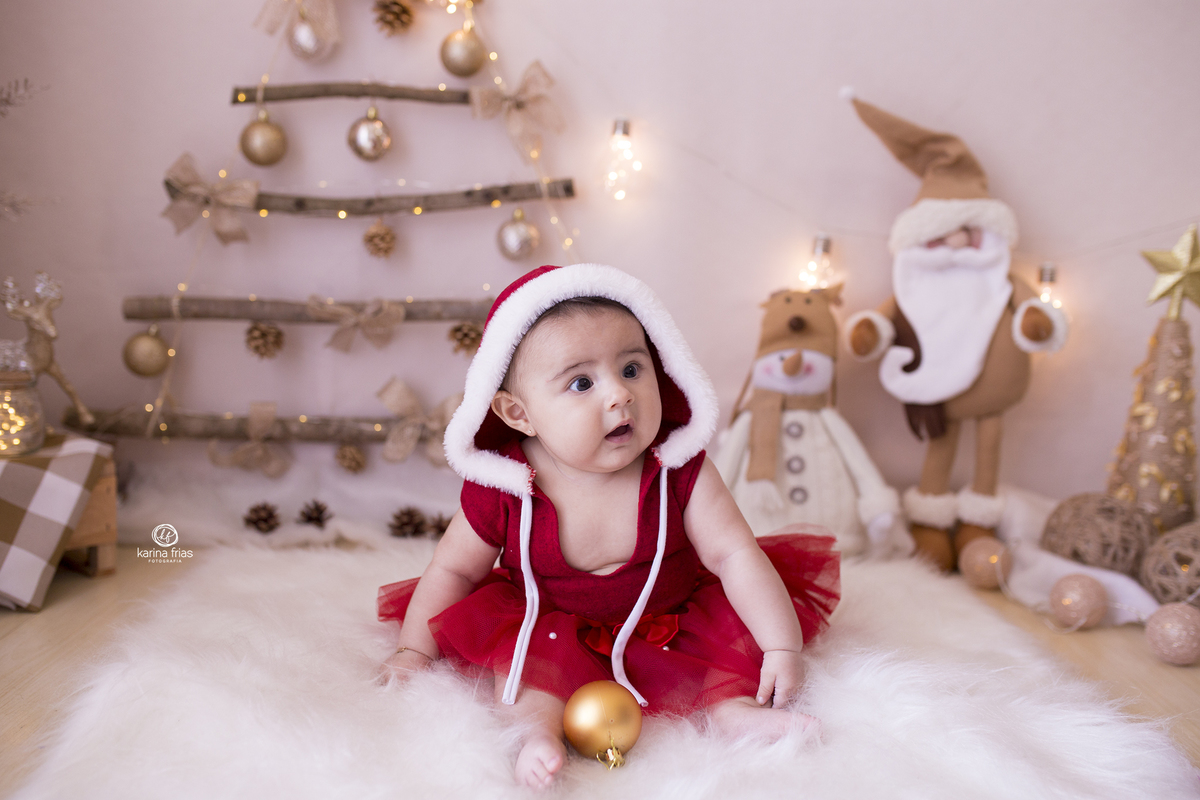 a menina brinca nas fotos de natal infantil