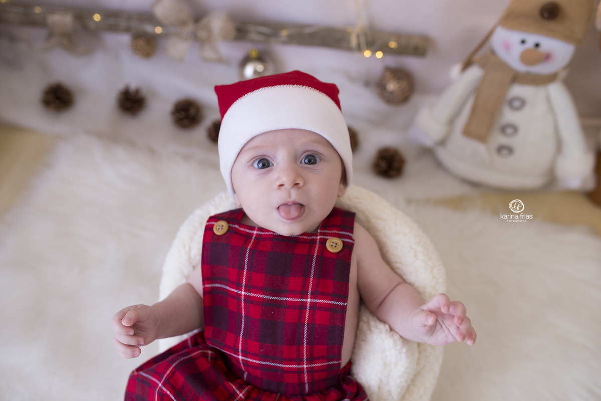 o menino mostra a lingua durante sessão de fotos