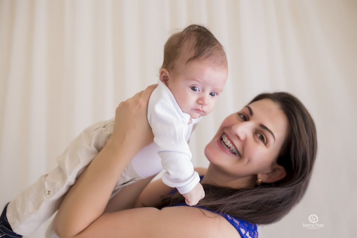 a mae segura o bebe no colo no acompanhamento mensal