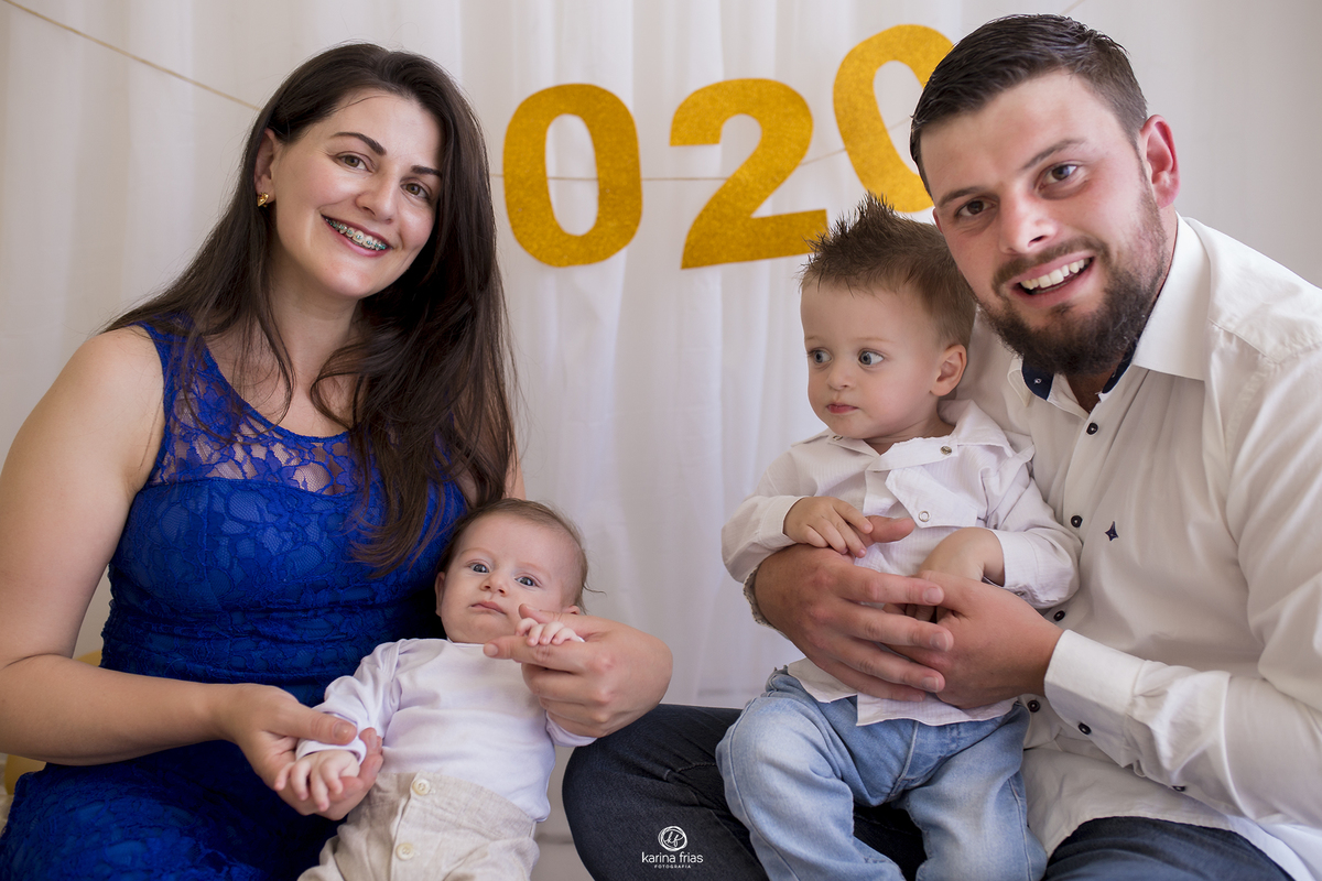 a familia toda posa para a fotografa de caxias do sul, karina frias