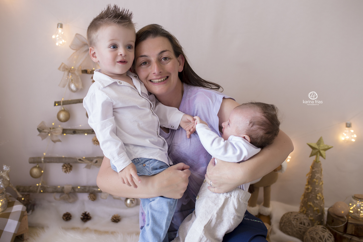 a dinda posa com os meninos na sessão de natal